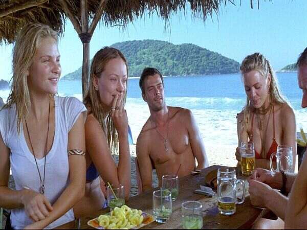 Turistas movie beach meeting