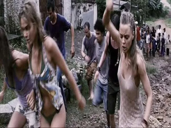 Turistas movie the travellers attacked by the villagers