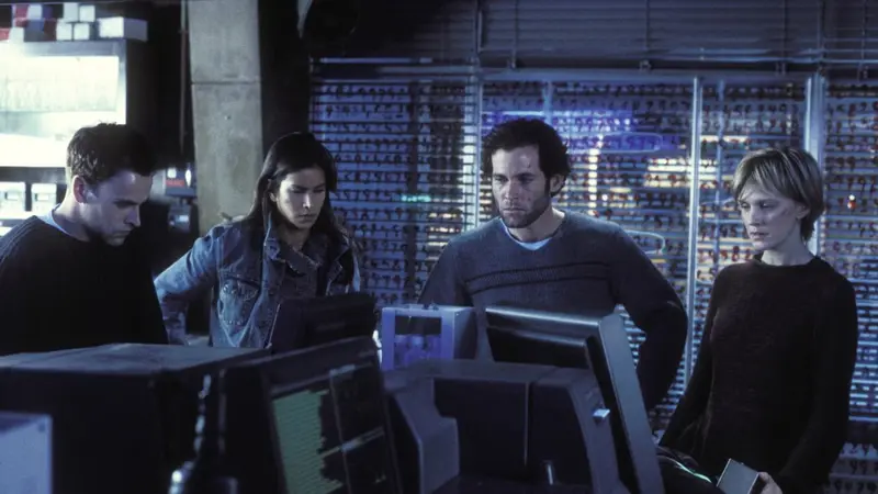 Mindhunters (2004) FBI trainees investigating evidence in the island's forensic lab