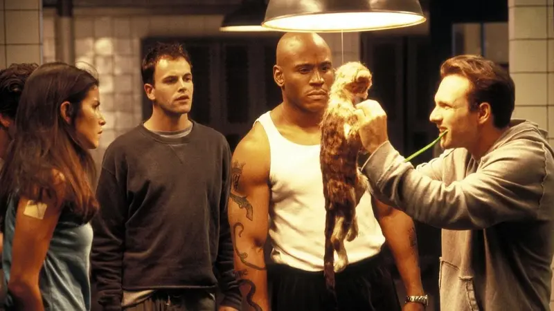 Lucas examining the dead cat clue in Mindhunters (2004)