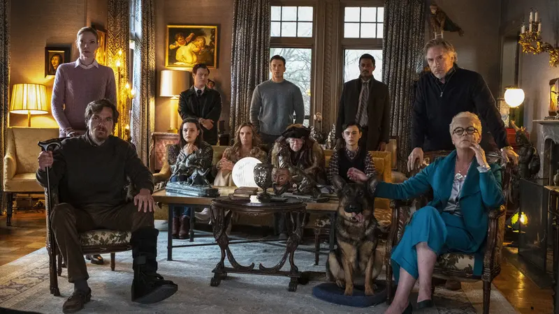 Knives Out (2019) cast featuring the Thrombey family and Detective Benoit Blanc